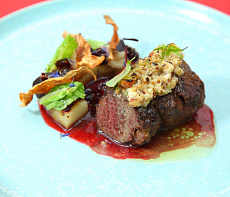 Филе лося с корнем сельдерея в трех текстурах и соусом из сосновых шишек и клюквы