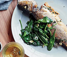 Хариус, жаренный со шпинатом и бархатным соусом