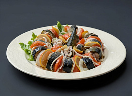 Скумбрия, запеченная с овощами и лимоном