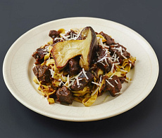 Дикий кабан с пастой и грибами