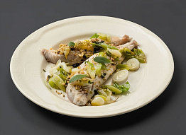 Нельма в луковом соусе