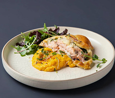 Красная рыба (горбуша) в тесте со шпинатом и хумусом из тыквы