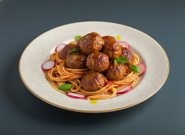 Низкокалорийные фрикадельки в томатном соусе из мяса оленя