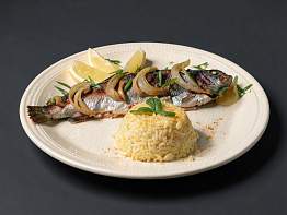 Микижа в сметанно-луковом соусе с рисом и карри