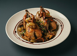 Легкий рецепт куропаток с виноградом и грибами