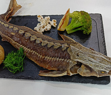 Стерлядь, запеченная с картофелем и брокколи