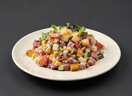 Салат с колбаской и хрустящими сухариками