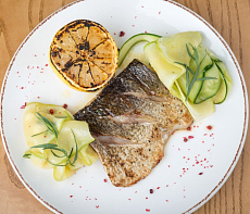 Муксун на гриле с хрустящими кабачками и тархуном