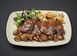 Оленина на овощной подушке под пряным соусом