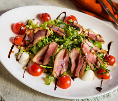 Салат с мясом копчёной утки