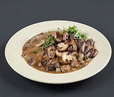 Лосятина с грибами в сметанном соусе