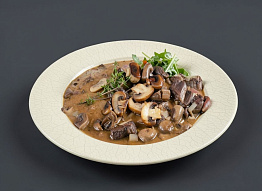 Лосятина с грибами в сметанном соусе