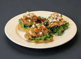 Гренки с устрицами под овощным миксом