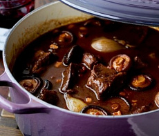 Оленина с грибами и смородиной