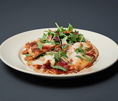 Пицца с сырокопчёным мясом и рукколой