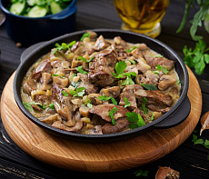Мясо оленя тушеное в сметанном соусе с грибами