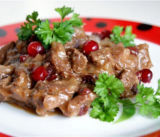 Мясо лося, тушеное с грибами и брусникой