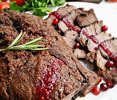 Окорок оленя в брусничном маринаде