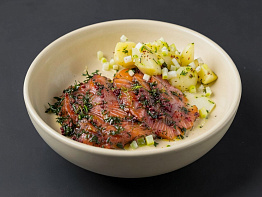 Кисло-сладкий салат из гольца с картофелем