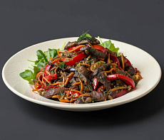 Тёплый салат с олениной и овощами