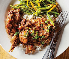 Запеченное мясо нутрии на луковой подушке