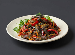 Тёплый салат с олениной и овощами