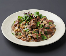 Мясо оленя тушеное в сметанном соусе с грибами