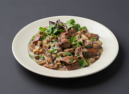 Мясо оленя тушеное в сметанном соусе с грибами