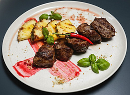 Маринованная в травах косуля на гриле