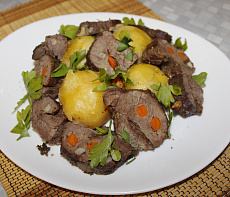 Буйволятина нашпигованная овощами