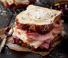 Сэндвич с копченым кабаном, сыром и малиновым вареньем