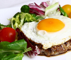 Бифштекс из оленины с яйцом