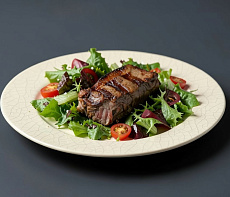 Крупный кусок лани, приготовленный на гриле