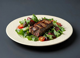 Крупный кусок лани, приготовленный на гриле