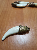 Клык волка с головой из металла