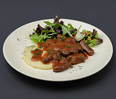 Лосятина тушёная в красном соусе