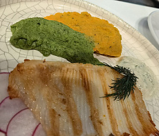 Жареные крылья ската с пюре из шпината и запеченной моркови 