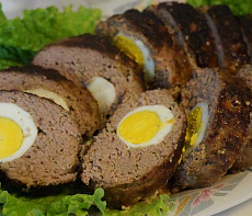 Праздничный рулет из оленя с кабаньим шпиком