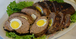 Праздничный рулет из оленя с кабаньим шпиком