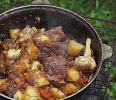 Жаркое из мяса бобра в казане