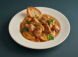 Фазан по-нормандски с яблоками и луком