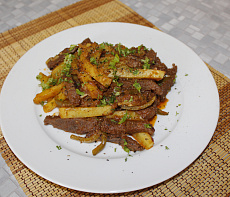 Оленина тушёная с картошкой и солёными огурчиками